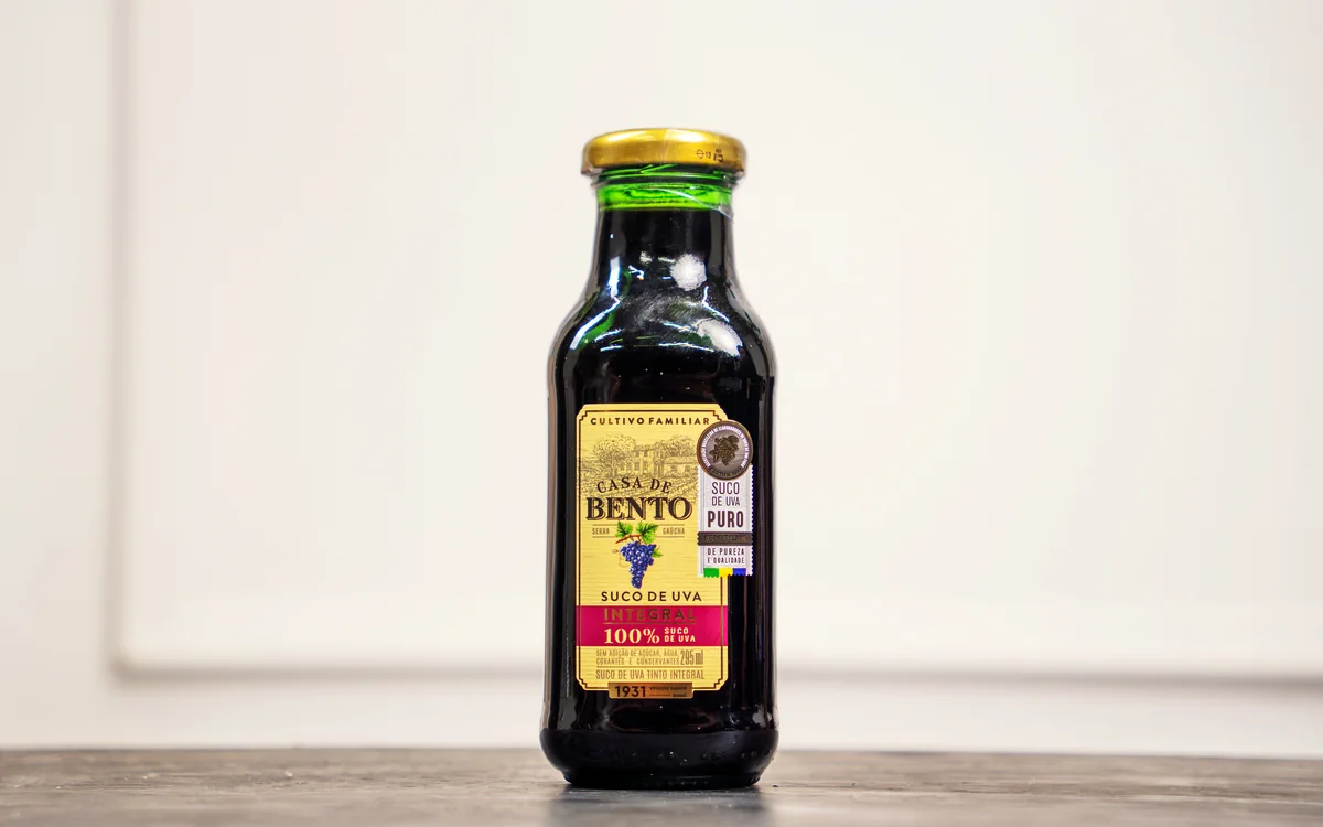 Botella de jugo de uva sobre la mesa