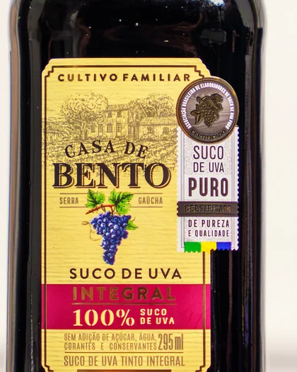 Etiqueta de Casa de Bento: Cultivo Familiar, Serra Gaúcha, suco de uva integral 100%