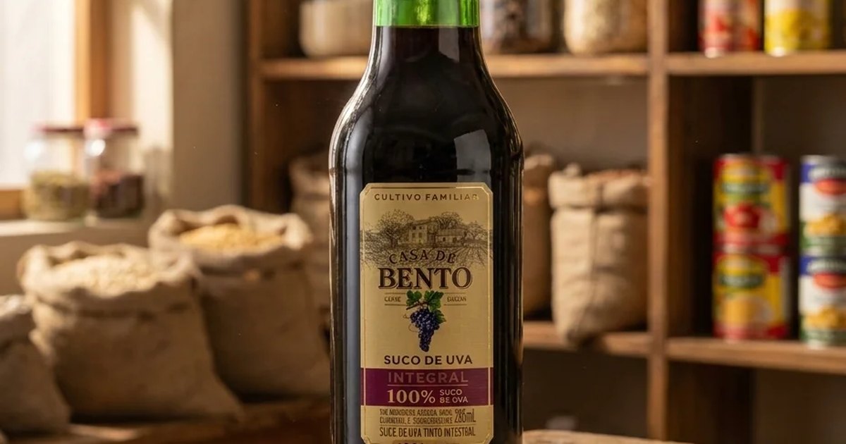 Anaquel de bodega con bebidas y productos importados