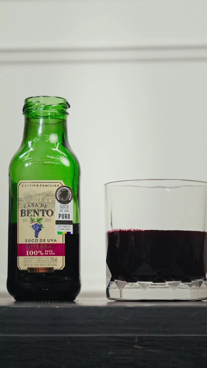 Jugo de uva Casa de Bento servido en un vaso